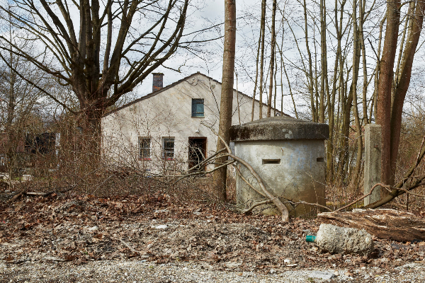 Baracke und Splitterschutzbunker des ehemaligen Zwangsarbeiter*innenlagers M&uuml;nchen-Neuaubing, 2014 | &copy; NS-Dokumentationszentrum M&uuml;nchen, Foto: Connolly Weber Photography