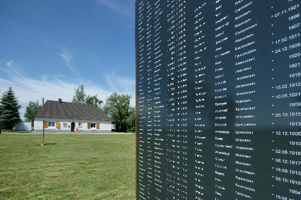 image-972 Namenstafeln verstorbener Kriegsgefangener vor dem Dokumentenhaus (&copy; Gedenkst&auml;tte Ehrenhain Zeithain / D. Worgul) 