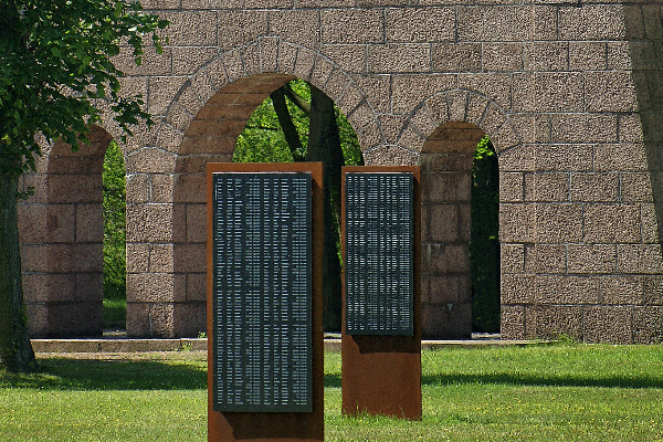 Au&szlig;engel&auml;nde der Gedenkst&auml;tte mit Namenstafeln von Verstorbenen (&copy; Gedenkst&auml;tte Ehrenhain Zeithain / D. Worgul) 