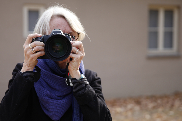 Teilnehmerin des Fotografie-Workshops mit Foto-Kamera