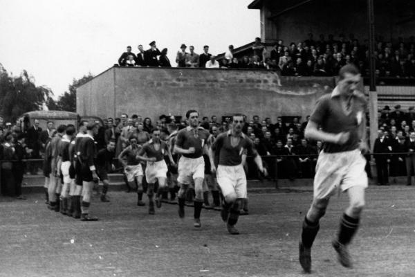 Fu&szlig;ballspiel im Volkspark Hasenheide in Berlin 1943