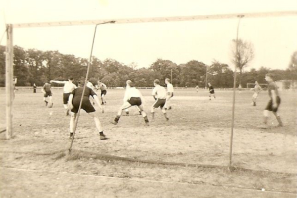 Niederländische Zwangsarbeiter beim Fußballspiel in Berlin Niederländische Zwangsarbeiter beim Fußballspiel in Berlin