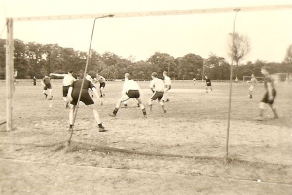 Niederl&auml;ndische Zwangsarbeiter beim Fu&szlig;ballspiel