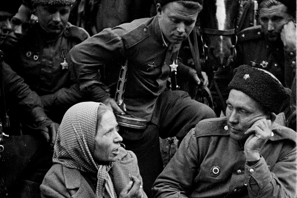 Ehemalige "Ostarbeiterin" im Gespr&auml;ch mit Rotarmisten, bei Berlin, April/Mai 1945