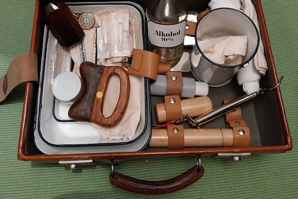 Hebammenkoffer aus der Zeit um 1960. Fotoquelle. Cornelia Krapp Hebammenkoffer aus der Zeit um 1960. Fotoquelle. Cornelia Krapp