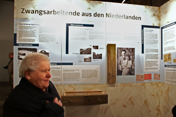Lena Winkelmolen-Schreurs aus Neer, Niederlande in der Ausstellung (Foto: Franziska Senkel, 2010)