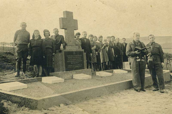 Einweihung des Gedenksteins am DP-Camp f&uuml;r die Opfer der Explosion in der Muna Volpriehausen (1946). Bei dem Ungl&uuml;ck erlitten auch Stefania Włodarczyk und ihre Mutter Verletzungen. Quelle: Stefania Włodarczyk/ Fundacja Polsko-Niemieckie Pojednanie (Stiftung Polnisch-Deutsche Auss&ouml;hnung)