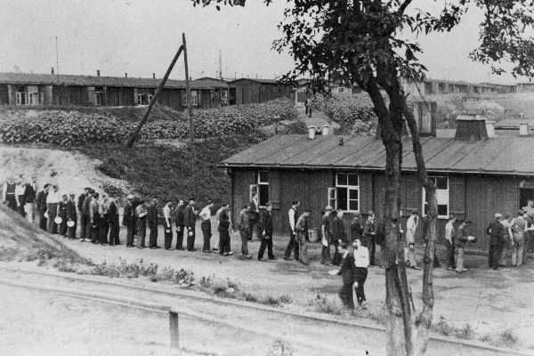 Zwangsarbeiter bei der Essensausgabe im Lager Struthbachweg Zwangsarbeiter bei der Essensausgabe im Lager Struthbachweg
