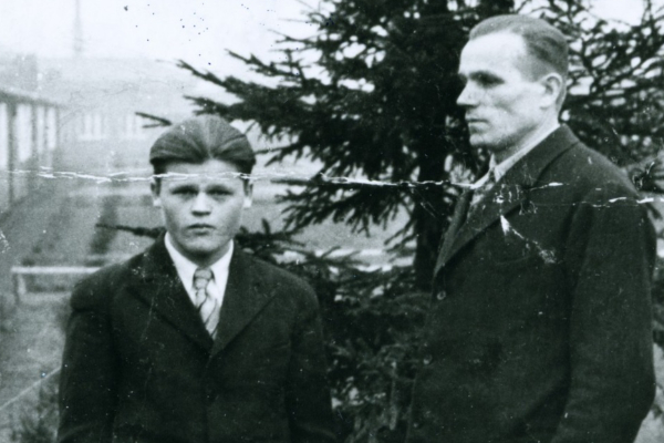 Michael Krewonos (links, um 1944) wurde 1942 aus der Ukraine nach K&ouml;ln verschleppt und musste als Zwangsarbeiter f&uuml;r Felten & Guilleaume in M&uuml;lheim arbeiten. (Foto: NS-DOK)